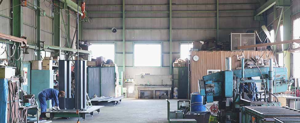 広い工場内で大きなものの加工を得意としております。